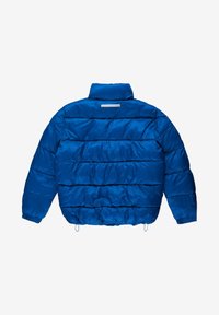 Niebieska ocieplana kurtka z kołnierzem stójką, elastycznymi mankietami, sznurkiem regulującym u dołu oraz poziomym przeszyciem z tyłu. Wykonana z błyszczącego materiału.
