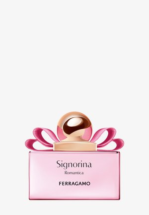 Różowa prostokątna buteleczka perfum Ferragamo Signorina Romantica z złotą, okrągłą nakrętką i ozdobną różową kokardą z wstążki.
