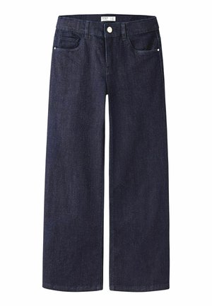 Jean en denim bleu foncé à jambes larges avec poches avant, passants pour ceinture et fermeture à bouton à la taille, sur fond blanc.