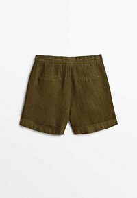 Oliivivihreät pellavashortsit rentoa mitoitusta, joissa on käänteet ja kaksi takataskua. Liukas pinta, johon on liitetty muodollinen muotoilu.