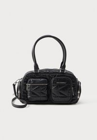 Černá prošívaná kabelka vyrobená z um�ělého materiálu, s dvěma předními zipovými kapsami a odnímatelným ramenním popruhem. Hladký povrch, zaoblený tvar.