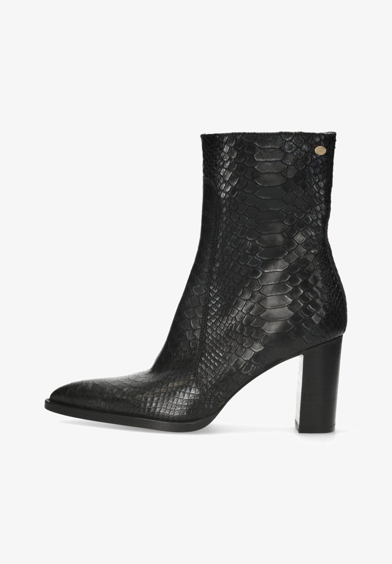Botín negro hasta el tobillo con un diseño elegante, fabricado en cuero texturizado con patrón de serpiente, con punta afilada y tacón grueso de bloque.