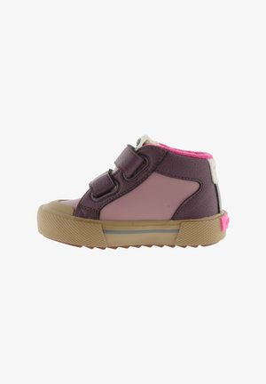 Sneakers alte per bambini in viola e rosa con cinturini in velcro, suole in gomma e accenti in pelle testurizzata. La vista laterale mette in evidenza i dettagli di design.