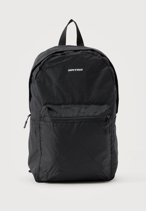 Sac à dos noir avec poche zippée à l'avant, poignée supérieure et bretelles réglables, marqué "URTRA" à l'avant.