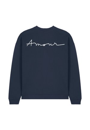 Marineblauwe sweatshirt met lange mouwen, voorzien van witte, cursieve "Amour" tekst op de achterkant. Ribbelkraag en boorden, zachte stoftextuur.