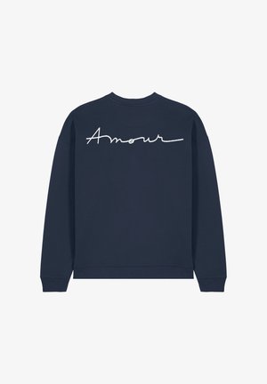 Tengerészkék pulóver hosszú ujjal, hátul fehér, dőlt betűs "Amour" felirattal. Bordás nyakkal és mandzsettával, puha anyagú textúrával.