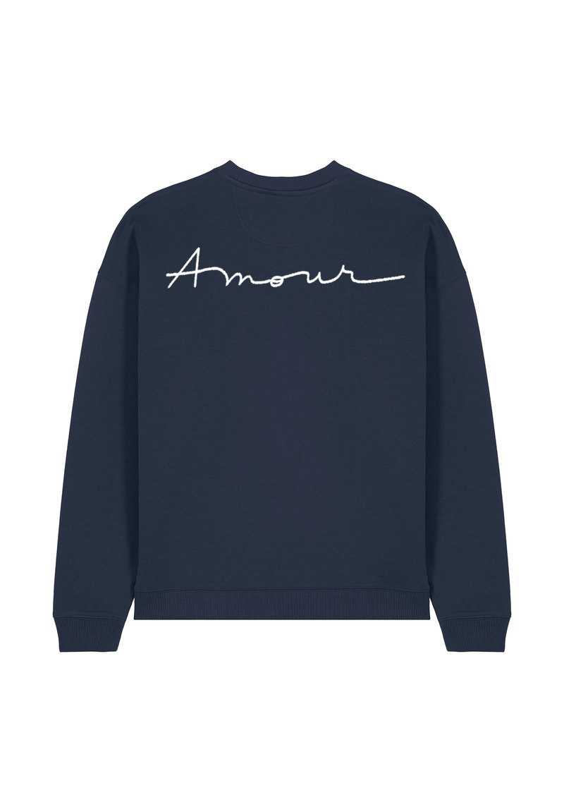 Sweatshirt bleu marine à manches longues, arborant un texte en cursive blanche "Amour" au dos. Encolure et poignets côtelés, texture de tissu douce.