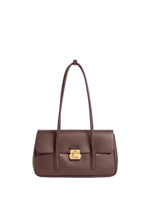 Borsa a mano in pelle marrone con spallacci lunghi e una fibbia rettangolare dorata sulla patta frontale.