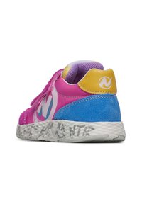 Multibarevná sneaker s růžovým syntetickým svrškem, fialovými akcenty, žlutým patním tabem a modrým semišovým panelem. Texturovaná bílá gumová podrážka.