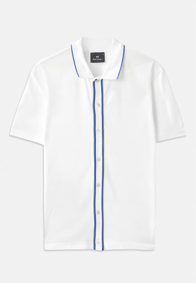 Hvid polo-shirt med blå kantbånd langs kraven og knapstolpen, med korte ærmer og klassisk knap-ned design.