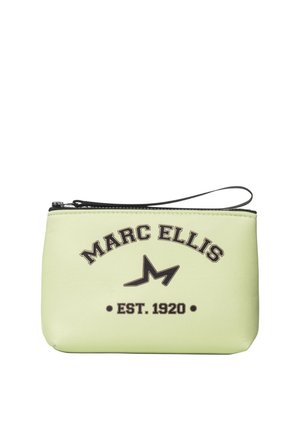 Trousse zippée vert clair avec bracelet noir, logo Marc Ellis noir et texte "EST. 1920" à l'avant.