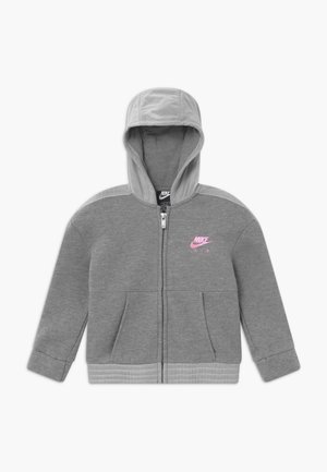 Sudadera con capucha gris con cremallera, capucha ligera, bolsillos tipo canguro y un logo rosa de Nike Air en el pecho con paneles texturizados en las mangas.