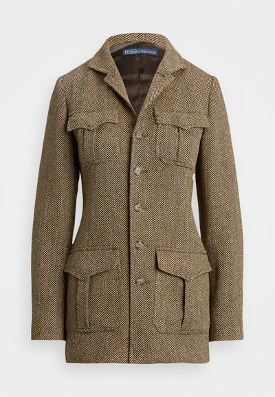 Hnědá herringbonová tweedová bunda s límcem, dvěma náprsními kapsami a dvěma bočními kapsami. Obsahuje zapínání na knoflíky a strukturovaný střih.