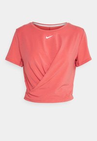 Camiseta coral de manga corta con diseño envolvente. Confeccionada en una tela suave, presenta un pequeño logo blanco en el pecho y un escote redondeado.