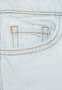 Svetlo modra denim tkanina z majhnim sprednjim žepom s ojačanim odprtjem, našit s kontrastno oranžno nitjo. Mehak tekstura.