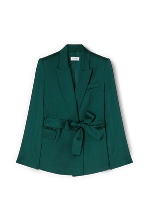 Blazer verde scuro su misura con ampi revers a lancia, tasca sul petto singola, tasche laterali con pattina e cintura in tessuto annodata in vita.
