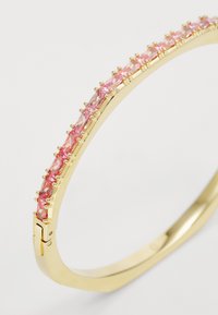 Bracelet en or avec une rangée de gemmes roses rectangulaires ; finition polie avec un fermoir à charnière.