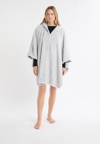 Jasnoszary polarowy ponczo z teksturowanym wzorem warkoczowym, kapturem i szerokimi rękawami, zapewniające przytulne, luźne dopasowanie.