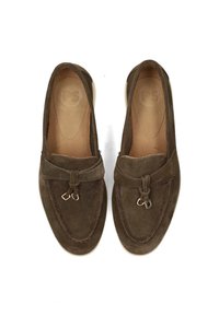 Donkerbruine suède instappers met een ronde neus, decoratieve strikdetails en een contrasterende crèmekleurige rubberen zool. Soepele en gestructureerde afwerking.