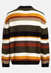 Pull en tricot à col ras du cou avec des rayures horizontales dans des teintes vert olive, crème, orange brûlé, marron et noir. Ajustement texturé et oversized.