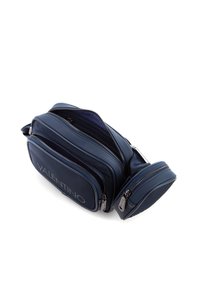 Borsa a tracolla blu navy con molteplici scomparti con cerniera, caratterizzata da un'esterno in pelle liscia e un pannello in tessuto testurizzato con il logo "VALENTINO".