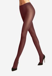 Collant bordeaux con una finitura liscia e trasparente, progettati per aderire perfettamente. Indossati con scarpe nere con tacco alto.