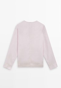 Lyserød langærmet rundhalsede skjorte lagt fladt, der viser bagsiden med en central lodret søm og et enkelt, rent design.