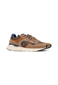 Zapatillas marrones y beige con una combinación de gamuza y materiales sintéticos. Presentan un diseño texturizado, acentos naranjas y una suela blanca.