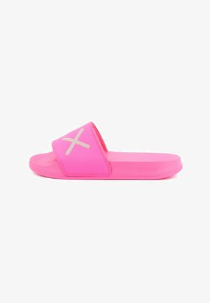 Roze slide-sandalen hebben een brede band met een contrasterend licht logo, een gladde rubberen zool en een eenvoudig ontwerp dat geschikt is voor casual draag.