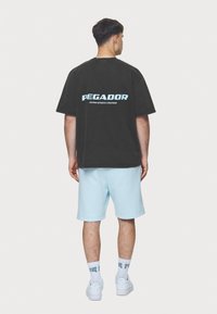 Pegador COLNE LOGO TEE - Nyomott mintás póló - vintage black/baby blue