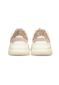 Coppia di sneakers platform bianche con dettagli in suede beige e stampa leopardata, viste da dietro su sfondo bianco.