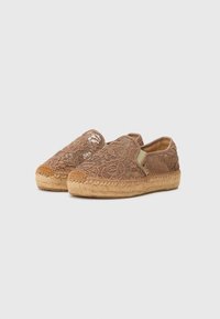 Koffiekleurige vlecht espadrilles met een geweven jute zool, elastische zijpanelen en intrigerende bloemenkantdetails op de bovenkant.