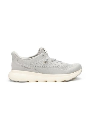 Sneaker sportiva grigio chiaro con tomaia in tessuto a maglia, design con lacci, collo imbottito e suola spessa bianca ammortizzata.