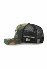 Camouflage-Baseballcap mit einem schwarzen Netzhinterteil, gebogenem Schirm und gesticktem Logo auf der Vorderseite. Verfügt über ein strukturiertes Design und einen verstellbaren Riemen.