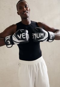 VENUM CHALLENGER 3.0 BOXING GLOVES UNISEX - Boxing gloves - black/white