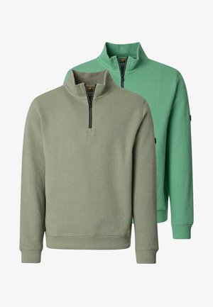 Dwa męskie swetry z długim rękawem i suwakiem do ćwiartki, jeden w jasnym oliwkowym zielonym, a drugi w miętowym zielonym, na białym tle.