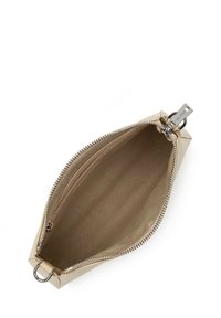 Reißverschlusstasche aus hellbeigem synthetischem Material mit glatter Außenseite, beigem Stofffutter und Metallreißverschluss mit Schlaufenanhänger.