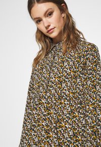 JDY PIPER - Vestido camiseiro - black/yellow