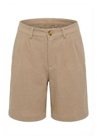 Pantalones cortos de tela beige texturizada con cierre de botón, trabillas para cinturón y pliegues delanteros.