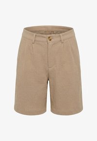 Pantalones cortos de tela beige texturizada con cierre de botón, trabillas para cinturón y pliegues delanteros.