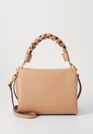 Beige Lederhandtasche mit geflochtenem Obergriff, goldfarbenen Beschlägen und einem abnehmbaren Schultergurt. Glatte Textur mit minimaler Markenkennzeichnung.