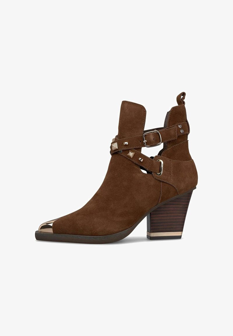 Botín de ante marrón con laterales abiertos, hebillas plateadas, puntera afilada y capuchón metálico. Tacón de madera apilada con acento dorado.