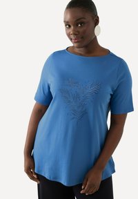 Ulla Popken RHINESTONE FERN SHORT SLEEVE BOAT NECK  - Triko s potiskem - blue denim