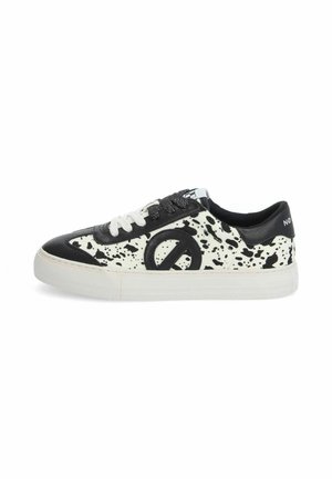Sneaker bianca e nera con motivo a spruzzo, realizzato in pelle e gomma, con lacci neri e un logo circolare sul lato.