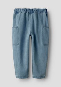 Svijetloplavi traper hlače za malu djecu s elastičnim pojasom i velikim pravokutnim prednjim džepovima na svakoj nozi.