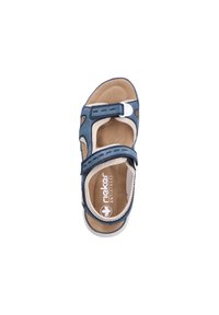 Blå sandal med två justerbara remmar, mjuk innersula och vita detaljer. Har utskärningsmönster och en flexibel gummiyttersula.