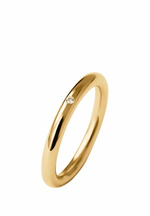 Anillo de banda de oro con un único pequeño diamante redondo incrustado a ras en la superficie lisa y pulida.