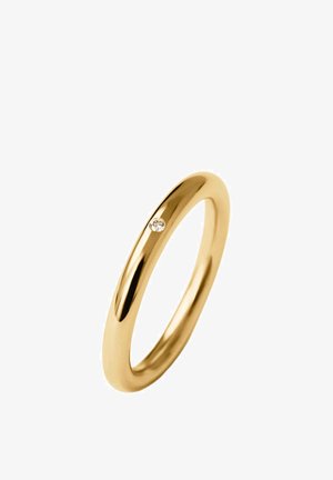 Anillo de banda de oro con un único pequeño diamante redondo incrustado a ras en la superficie lisa y pulida.