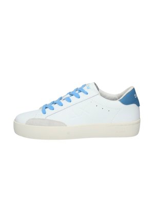 Sneaker bianca con lacci blu e dettagli in suede grigio. Parte superiore in pelle liscia, design a profilo basso e suola in gomma testurizzata.