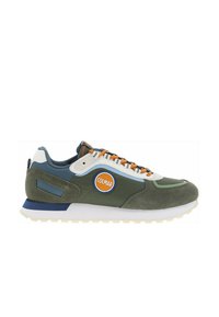 Baskets de sport vertes en matériaux en daim et en maille, avec des accents blancs, une patch logo orange et une semelle extérieure texturée.